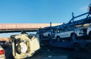 4S店挂车过限高杆被拦，三辆丰田霸道掉落，4S店：三折处理