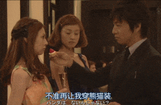 注意看,旁边妹纸的眼神亮了