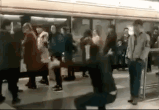 经查,视频中男子张某某为某直播平台主播,拍摄视频者王某某,是张的