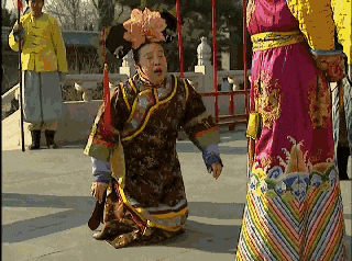 二十年后再看《还珠格格》, 有人火成表情包和有人穿成妖孽男.