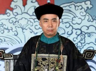 53岁范明全家近照，大4岁二婚妻子很强大，继子是军官女儿像他