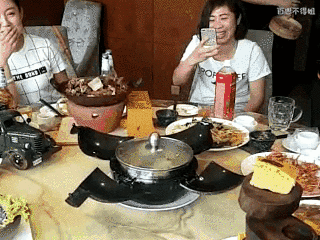 笑话搞笑段子幽默图片:自恋过头了就只能来这里约会了