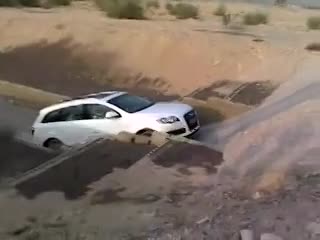 SUV开向60度的陡坡，接下来一幕让人震惊，这才叫SUV啊！