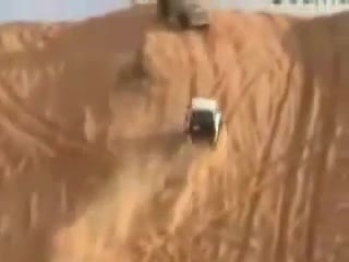 疯狂的越野冲上接近90度的陡坡，以为侧翻出事了，没想到这也行