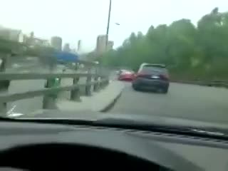 豪华跑车公路疾驰，轿车司机一路跟拍，接下来一幕让人惊呆了！