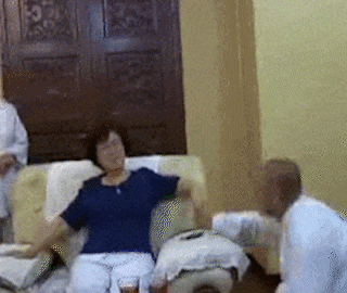 段子:奶奶揪着爷爷耳朵骂 : 