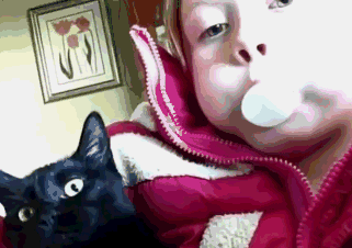 永远不要在喵星人面前吹口香糖,不然就是这个下场