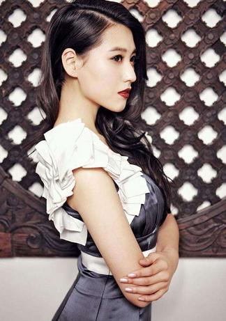 她是家有儿女中的小雪，却出轨被打黑料不断，如今活成性感女郎！