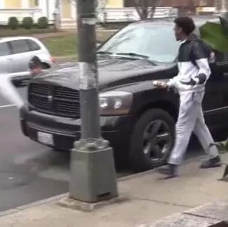 作死恶搞：把路人汽车轮胎扎爆...