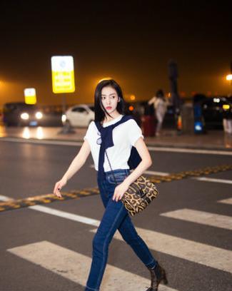 杨幂曾经的机场照原来那么LOW,还不如人宋茜