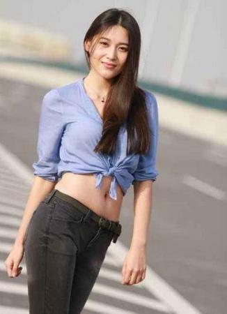 她是家有儿女中的小雪，却出轨被打黑料不断，如今活成性感女郎！