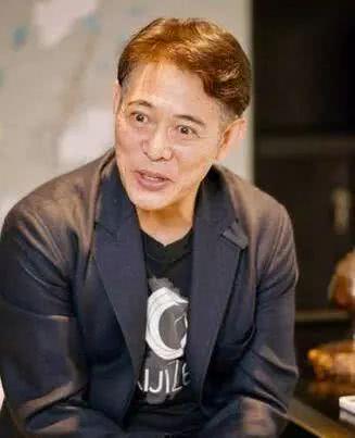 54岁衰老成70岁,李连杰裸捐300亿后,妻子只能