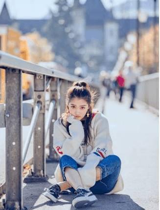 关晓彤尴尬了!穿粉色外套撞上迪丽热巴,网友:谁