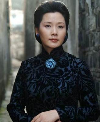 55岁何赛飞全家近照，夫妻恩爱儿子帅气，却因一事遗憾至今