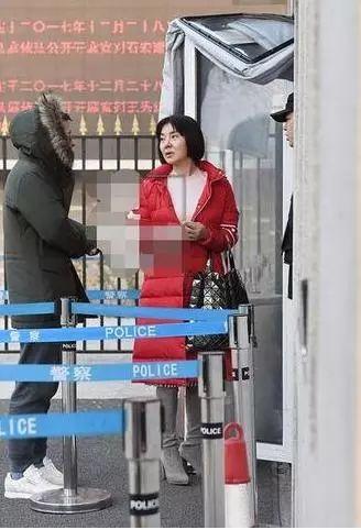 陈红脸彻底崩了？眼睛眉毛快要飞起来了，网友：整容后遗症好可怕