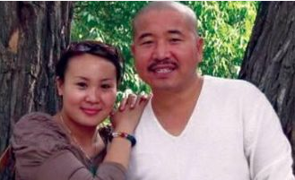王小利和前妻离婚后，娶小11岁娇妻恩爱，23岁儿子帅气英俊！