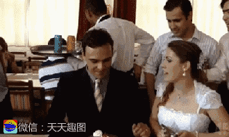 爆笑gif图:痛了你就哭吧,不然我可笑了啊!