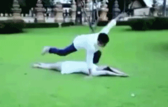 妹子，一直跟你说大风天不要穿裙子，就是不听劝，这下尴尬了吧
