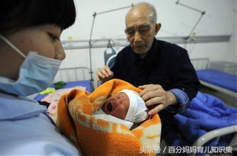 45岁高龄孕妇产下一名男婴,看到孩子的爸爸,所