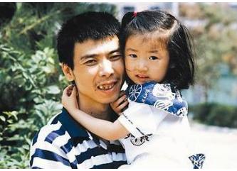 冯小刚前妻被抛弃后一直单身，两人女儿27岁，美出冯小刚十万里！