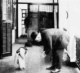 新和谐医患关系:三岁男童与医生互鞠躬,传承百