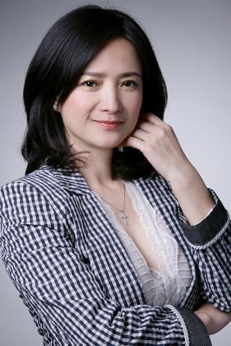 看完何晴年轻至今的照片，难怪3个男人都被她迷倒了