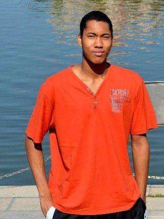 2.10米中非混血18岁入选国青队, 首位中国籍黑