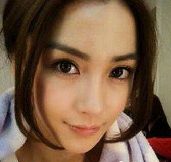 娱乐圈爱戴美瞳的女星,杨颖的最自然,戚薇戴的