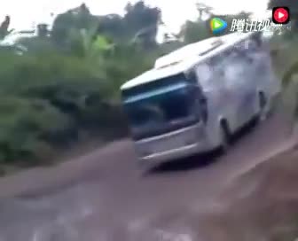 惊人的漂移！疯狂的汽车下坡，这得多少年的驾龄啊！