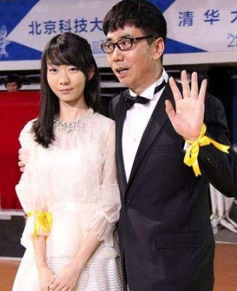 53岁范明全家近照，大4岁二婚妻子很强大，继子是军官女儿像他