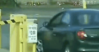 女司机边敷面膜边开车!交警都吓坏了