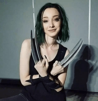 被爆红抖音的万磁王女儿帅哭了! 网友: 24岁的