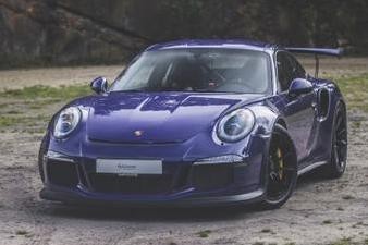 抽着软中华，开着保时捷911，听着《带你去旅行》