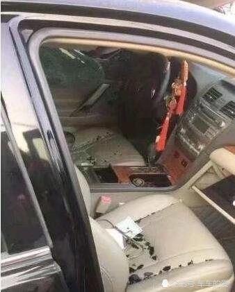 别追尾就为质量下定论,这款日系车被卡车碾压,展现出硬气的一面