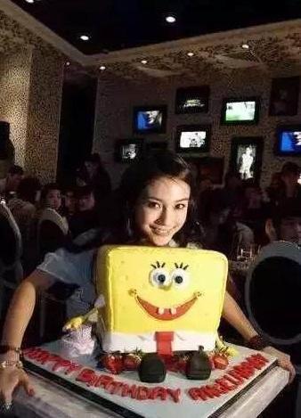明星们婚礼上穿的中式婚服好漂亮 真是又养眼又有气质
