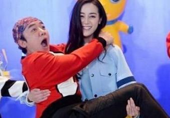 迪丽热巴抱过的男人,前三位都很轻松抱起,最后