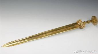 秦王剑的发现历经两千多年年,从地下出土,却无蚀无锈,光洁如新.