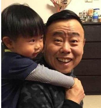 59岁的赵本山不爱晒外孙,潘长江带着2岁的小石