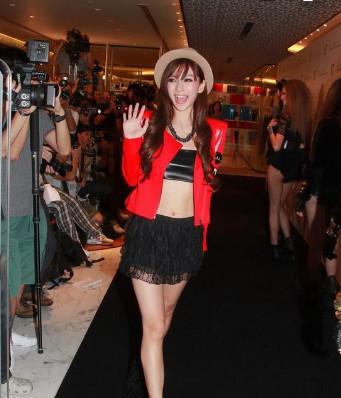 Angelababy早年走秀照片再被扒出,嫩的能出水