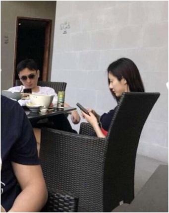 王思聪带新女友现身三亚音乐节，所坐位置是价值50万元土豪专属
