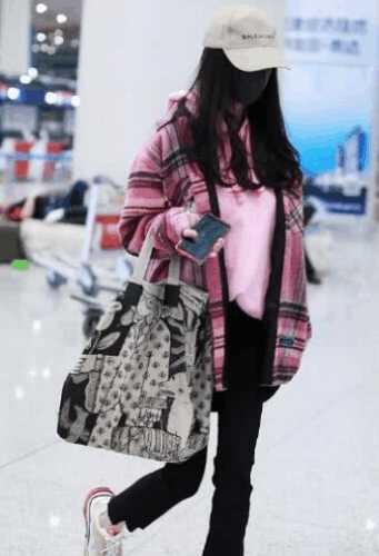 杨幂机场爆2018春季,回家不忘给女儿带礼物,明