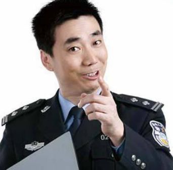 53岁范明全家近照，大4岁二婚妻子很强大，继子是军官女儿像他