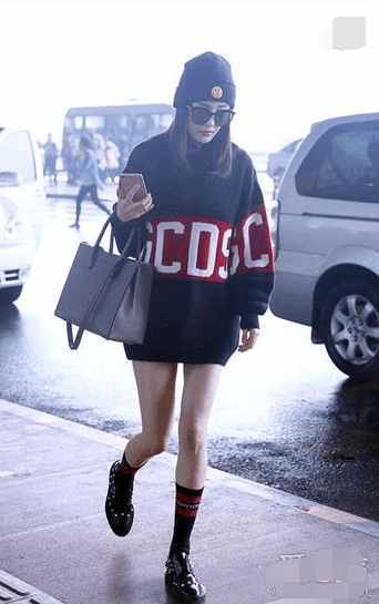 杨幂被路人抓拍, 未PS照曝光: 胸大腿长屁股翘