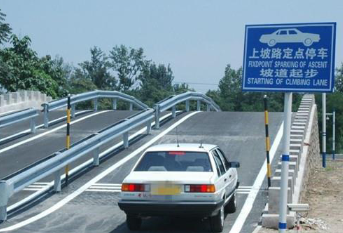 考出100分的成绩,驾校却要求重新考试,竟还要