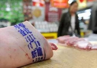 猪肉上不同颜色的印章是用来判断优劣的吗?