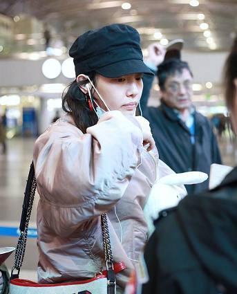 白百何王珞丹机场照曝光,一样是素颜,差的不止