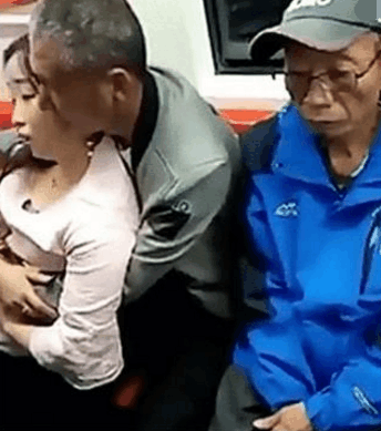 地铁上65岁大爷和30岁女子你侬我侬, 旁边大爷: 让不让人活了?