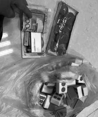 一男子赌博时用微型摄像头偷看其他人的牌, 从而赢取高额钱财