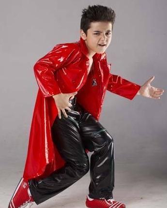 还记得《星光大道》童星阿尔法吗?才20岁却已