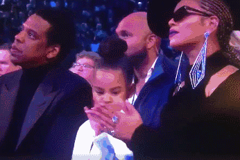 原因是beyonce在鼓掌的时候,blue突然